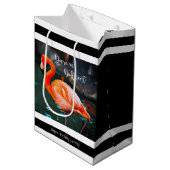 Flamingo Schwarz-weiß Stripes Script Name Modern Mittlere Geschenktüte (Vorderseite Schrägansicht)