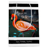 Flamingo Schwarz-weiß Stripes Script Name Modern Mittlere Geschenktüte (Vorderseite)