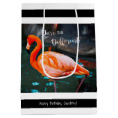 Flamingo Schwarz-weiß Stripes Script Name Modern Mittlere Geschenktüte (Rückseite)