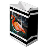 Flamingo Schwarz-weiß Stripes Script Name Modern Mittlere Geschenktüte (Rückseite Schrägansicht)