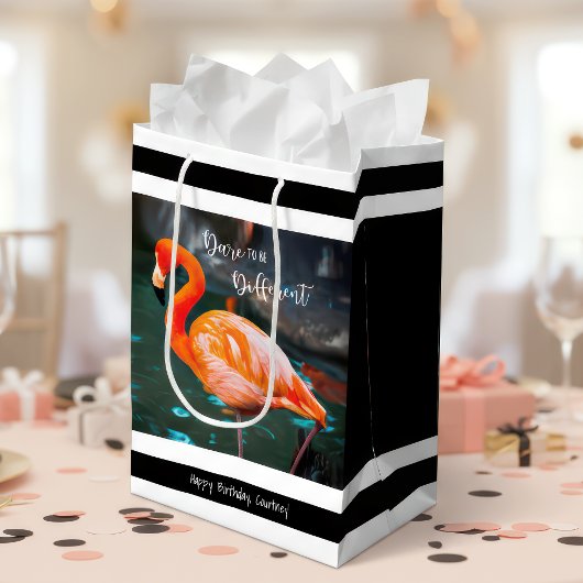 Flamingo Schwarz-weiß Stripes Script Name Modern Mittlere Geschenktüte