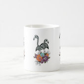 Flamingo-Skelett mit Halloween-Blumen Kaffeetasse (Mittel)