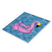 Flamingo-Spielzeug auf blauem Wasser Fliese (Seite)
