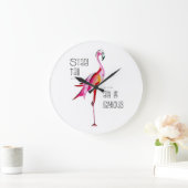 Flamingo Stand Tall Be Fabulous Funny Sprichwort G Große Wanduhr (Zuhause)