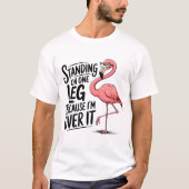 Flamingo Stehend Leg darüber T-Shirt (Vorderseite)