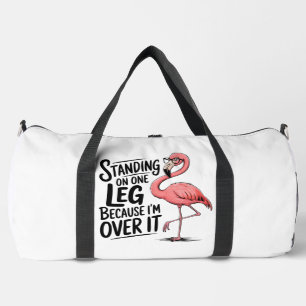 Flamingo Steht Auf Einem Bein Über Duffle Bag