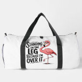 Flamingo Steht Auf Einem Bein Über Duffle Bag (Rückseite)