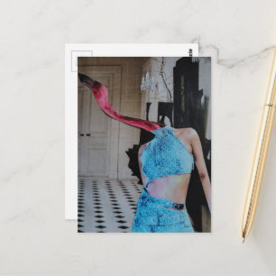Flamingo trägt Blau in einem Raum surreale Collage Postkarte