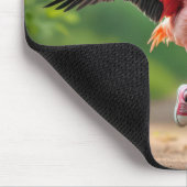 Flamingo trägt rosa Sneakers und High-Top Mousepad (Ecke)