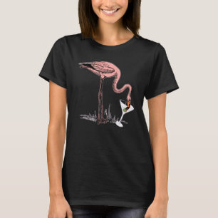 Flamingo trinkt Martini Kunstillustration T-Shirt
