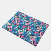 Flamingo u. Palmen auf geometrischem Muster Fußmatte (Schrägansicht)