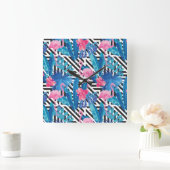 Flamingo u. Palmen auf geometrischem Muster Quadratische Wanduhr (Zuhause)