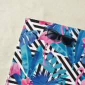 Flamingo u. Palmen auf geometrischem Muster Strandtuch (Beispiel)