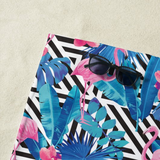 Flamingo u. Palmen auf geometrischem Muster Strandtuch (Beispiel)