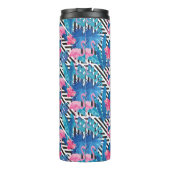Flamingo u. Palmen auf geometrischem Muster Thermosbecher (Rückseite)