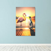 Flamingo und Penguin Sunset Encounter Leinwanddruck (Insitu (Holzboden))