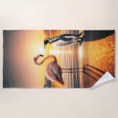 Flamingo und Penguin Sunset Encounter Strandtuch (Vorderseite)