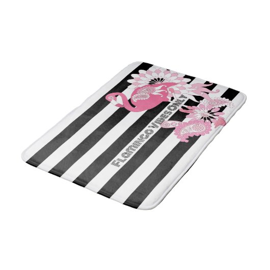 Flamingo Vibes only Black & White Strip Flamingo Badematte (Schrägansicht)