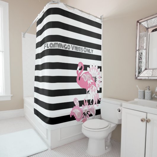 Flamingo Vibes only Black & White Strip Flamingo Duschvorhang (Beispiel)