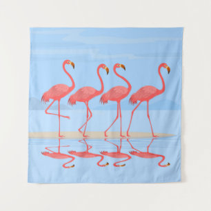 Flamingo-Vogel, der im Sommer am Strand spazieren  Wandteppich