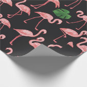 Flamingo-Vogel mit Monstera-Palm-Blätter Muster.  Geschenkpapier (Ecke)