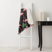 Flamingo-Vogel mit Monstera-Palm-Blätter Muster.  Sherpadecke (Beispiel)