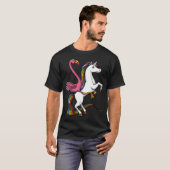 Flamingo Vogel Reitet Einhorn T-Shirt (Vorne ganz)