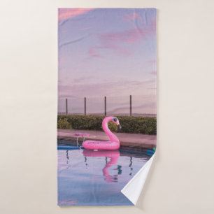 Flamingo water floater in swimming pool badehandtuch