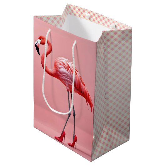 Flamingo Wearing Red High Heels Mittlere Geschenktüte (Vorderseite Schrägansicht)