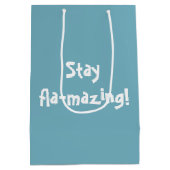 Flamingo Wearing Scarf and Pink Boots Mittlere Geschenktüte (Rückseite)