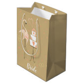 Flamingo Wedding Bride Medium Mittlere Geschenktüte (Rückseite Schrägansicht)