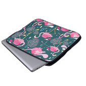 Flamingos Blume: Dunkle Grafik nahtlos. Laptopschutzhülle (Vorne Knopf)