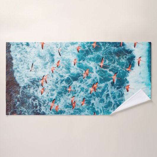 Flamingos fliegen am Strand des karibischen Meeres Badehandtuch (Badehandtuch)