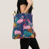 Flamingos im Hintergrund tropischer Blätter und f Tasche (Von Nahem)