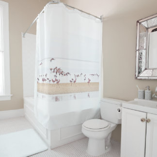 Flamingos laufen und fliegen am Strand. Duschvorhang