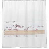 Flamingos laufen und fliegen am Strand. Duschvorhang (Vorderseite)