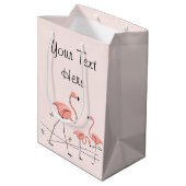 Flamingos Pink Trio 2 Text Geschenktasche Medium Mittlere Geschenktüte (Rückseite Schrägansicht)