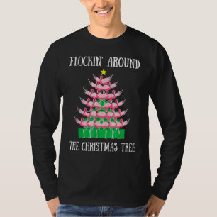 Flamingos um die Weihnachtsbaumlichter versammelt T-Shirt