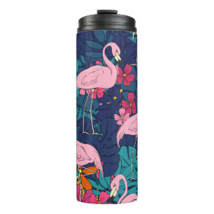 Flamingos vor einem Hintergrund aus tropischen Blä Thermosbecher