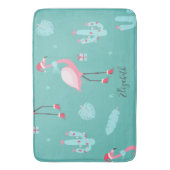 Flamingos Weihnachtsmannmütze präsentiert Schneefl Badematte (Vorderseite Vertikal)