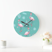 Flamingos Weihnachtsmannmütze präsentiert Schneefl Große Wanduhr (Zuhause)