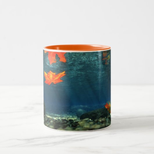 Flamme in der Wasser-Tasse Zweifarbige Tasse (Mittel)