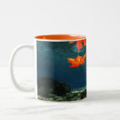 Flamme in der Wasser-Tasse Zweifarbige Tasse (Links)