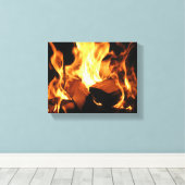 Flammen auf brennenden Holzscheiten Leinwanddruck (Insitu (Holzboden))