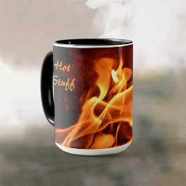 Flammen des Feuers schlagen Tasse