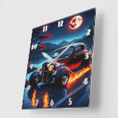 Flammen und Mondlicht tanzen über einem klassische Quadratische Wanduhr (Winkel)