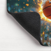 Flammender Basketball im Netz Mousepad (Ecke)