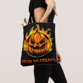 Flammender Kürbis-Scherz oder Süßigkeit? –Hallowee Tasche (Von Nahem)