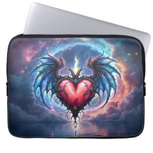 Flammendes Herz des Mondes – Gothic Cosmic Love Laptopschutzhülle