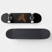 Flammendrache auf schwarz skateboard (Horizontal)